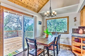Dining - Sunset Cabin, King beds, pool table, games, family friendly. Pet friendly. (Oakhurst)