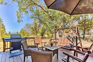 Outdoor dining - Sunset Cabin, King beds, pool table, games, family friendly. Pet friendly. (Oakhurst)