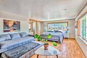 4 bedrooms, desk, iron/ironing board, travel cot - Sunset Cabin, King beds, pool table, games, family friendly. Pet friendly. (Oakhurst)