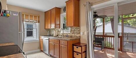 Microondas, horno, placa de cocina y lavavajillas