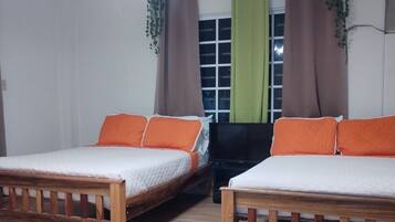 Habitació quàdruple familiar, pati, vistes al jardí | Espai de treball apte per a portàtils i wifi gratuïta