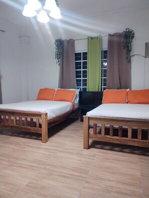 Chambre Quadruple Familiale, patio, vue jardin | Espace de travail pour ordinateur portable, Wi-Fi gratuit