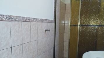Habitación cuádruple familiar, patio, vista al jardín | Espacio para trabajar con laptop y wifi gratis