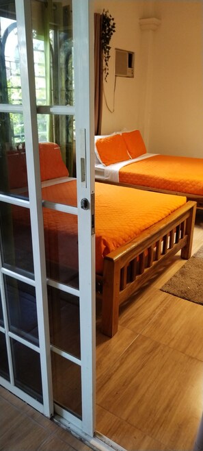 Habitación cuádruple familiar, patio, vistas al jardín | Espacio para trabajar con un portátil y wifi gratis