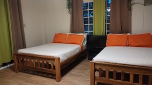 Chambre quadruple familiale, patio, vue sur le jardin | Espace de travail pour ordinateurs portables, accĂšs au Wi-Fi (inclus)