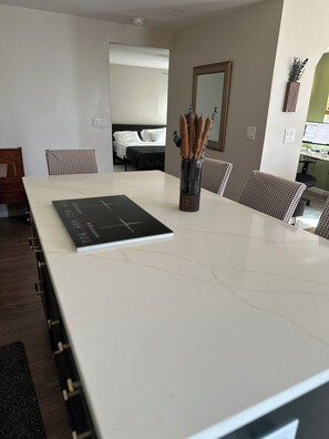 WiFi, bed sheets - Treehouse with office and private deck (College Park)