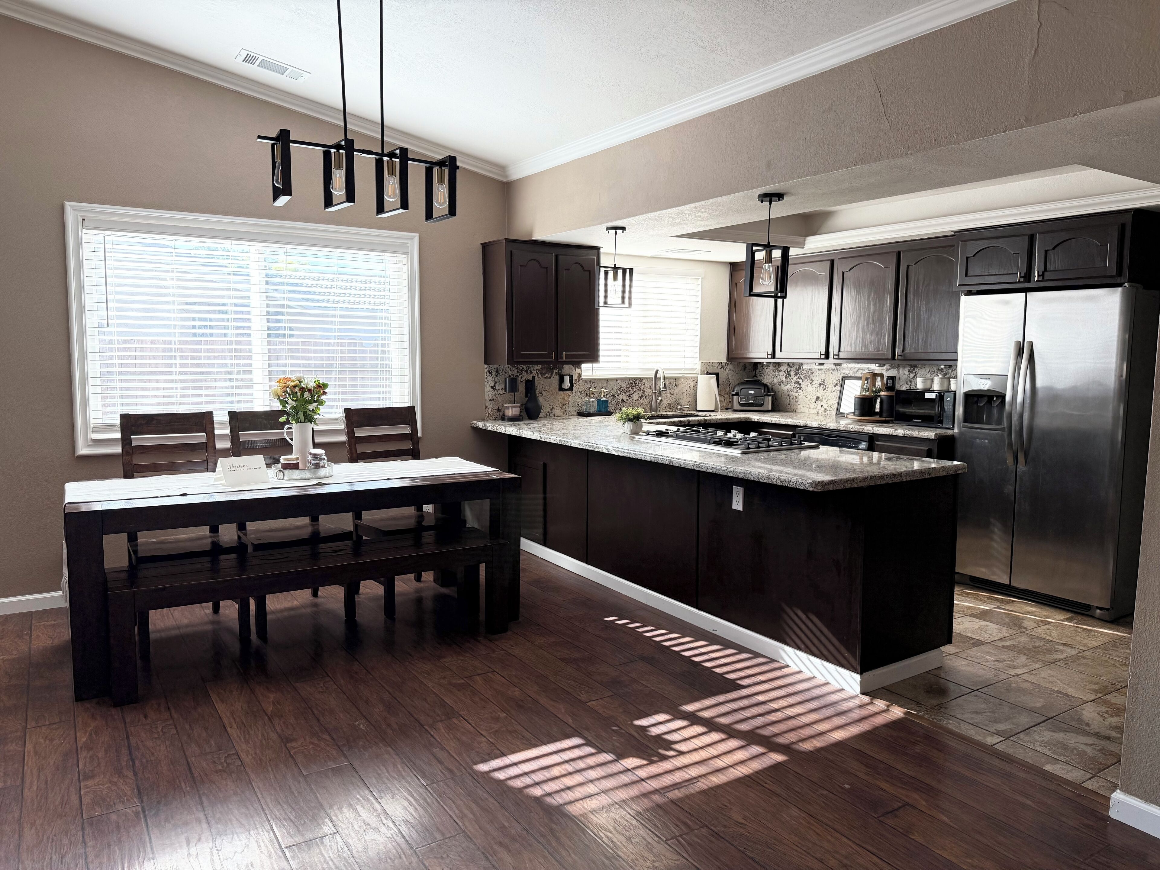 Réfrigérateur, four à micro-ondes, un four, surface de cuisson