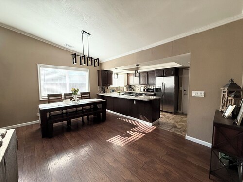 Highland Hideaway-Family. Work. Fun. Near it all!