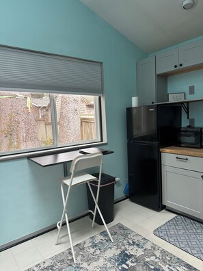 Fridge, microwave, coffee/tea maker, toaster - Peaceful relaxing studio in Cannon Beach (Cannon Beach)