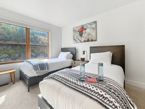 5 bedrooms, desk, iron/ironing board, travel cot