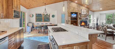 Refrigerador, microondas, horno, placa de cocina