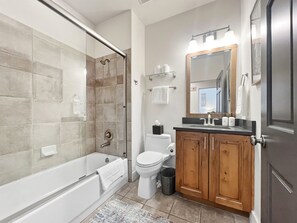 Douche, sèche-cheveux, serviettes fournies