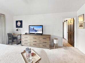 5 bedrooms, desk, iron/ironing board, travel crib