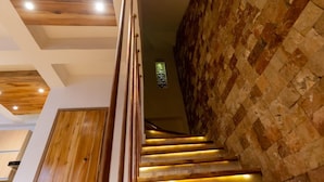 A staircase with wooden steps and a wall with a mosaic pattern. - Blue House Castillo View – Private Jacuzzi & Colonial Balconies (Cartagena)