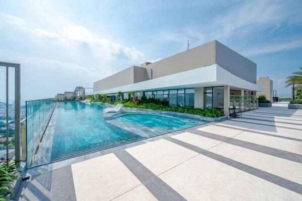 Hồ bơi ngoài trời