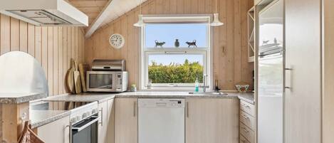 Kjøleskap, ovn, kokeplater og oppvaskmaskin