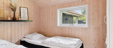 3 bedrooms, iron/ironing board, free WiFi