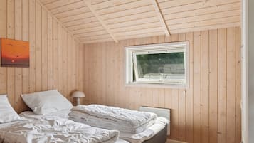 3 bedrooms, iron/ironing board, WiFi (free)