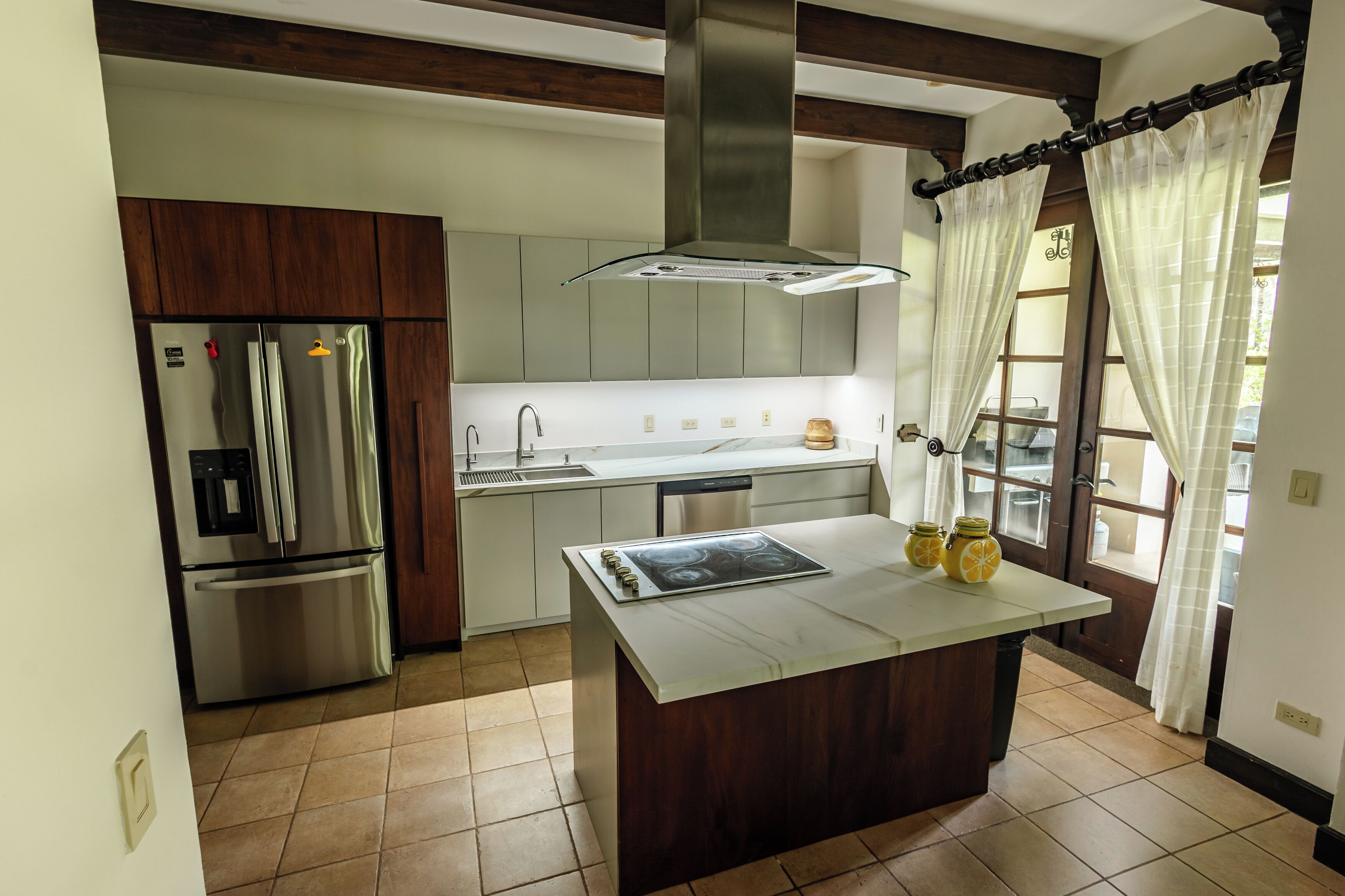 Micro-ondes, four, plaque de cuisson, lave-vaisselle