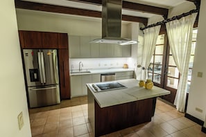 Microondas, horno, placa de cocina, lavavajillas