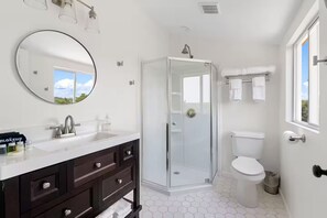 Douche, sèche-cheveux, serviettes fournies, savon