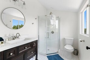 Douche, sèche-cheveux, serviettes fournies, savon