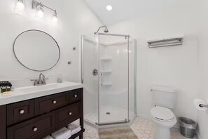 Douche, sèche-cheveux, serviettes fournies, savon