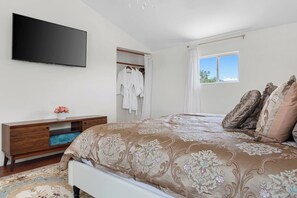 1 bedroom, iron/ironing board, WiFi, bed sheets - Chateau-Le Fleur, 1 private bedroom & pool (Canyon Lake)