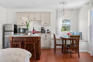 Private kitchen - Chateau-Le Fleur, 1 private bedroom & pool (Canyon Lake)