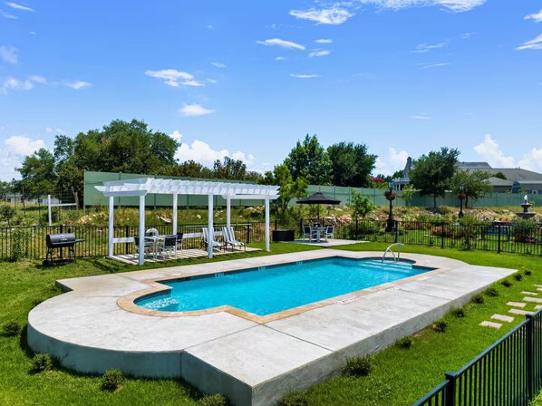 Pool - Chateau-Brahma, 2 private Bedrooms & pool (Canyon Lake)