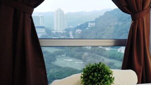 A room with a view of a cityscape and hills. - The CEO By SY Staycation (Bayan Lepas)