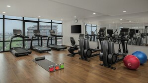 A gym with treadmills, elliptical machines, a rowing machine, and exercise balls. - Four Points® by Sheraton Accra Airport Hotel (Accra)