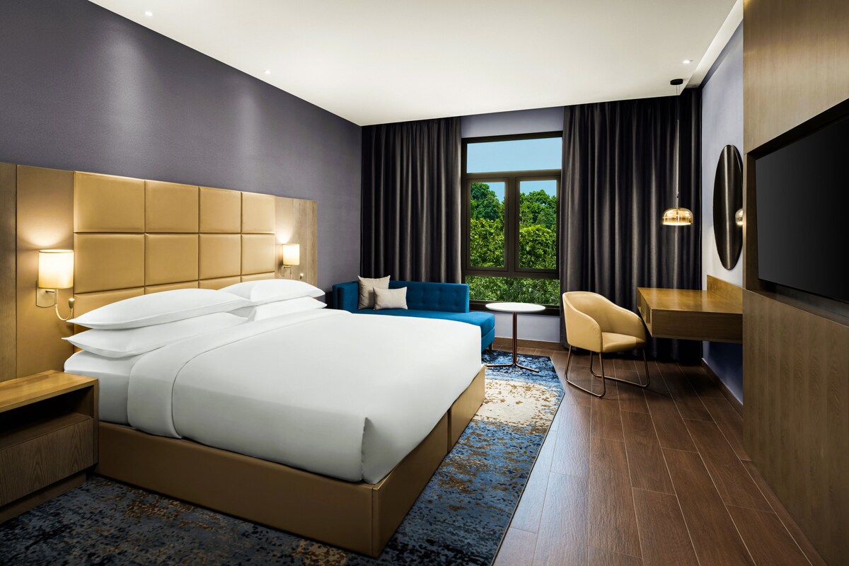 Deluxe Room, 1 King Bed, City View | Bathroom | Slippers