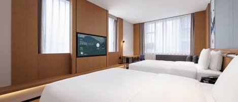 Een moderne hotelkamer met twee bedden, een flatscreen-tv en grote ramen.