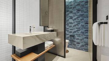 Habitación estándar, 1 cama King size, vista a la ciudad | Baño | Regadera, regadera tipo lluvia, amenidades de baño de diseñador
