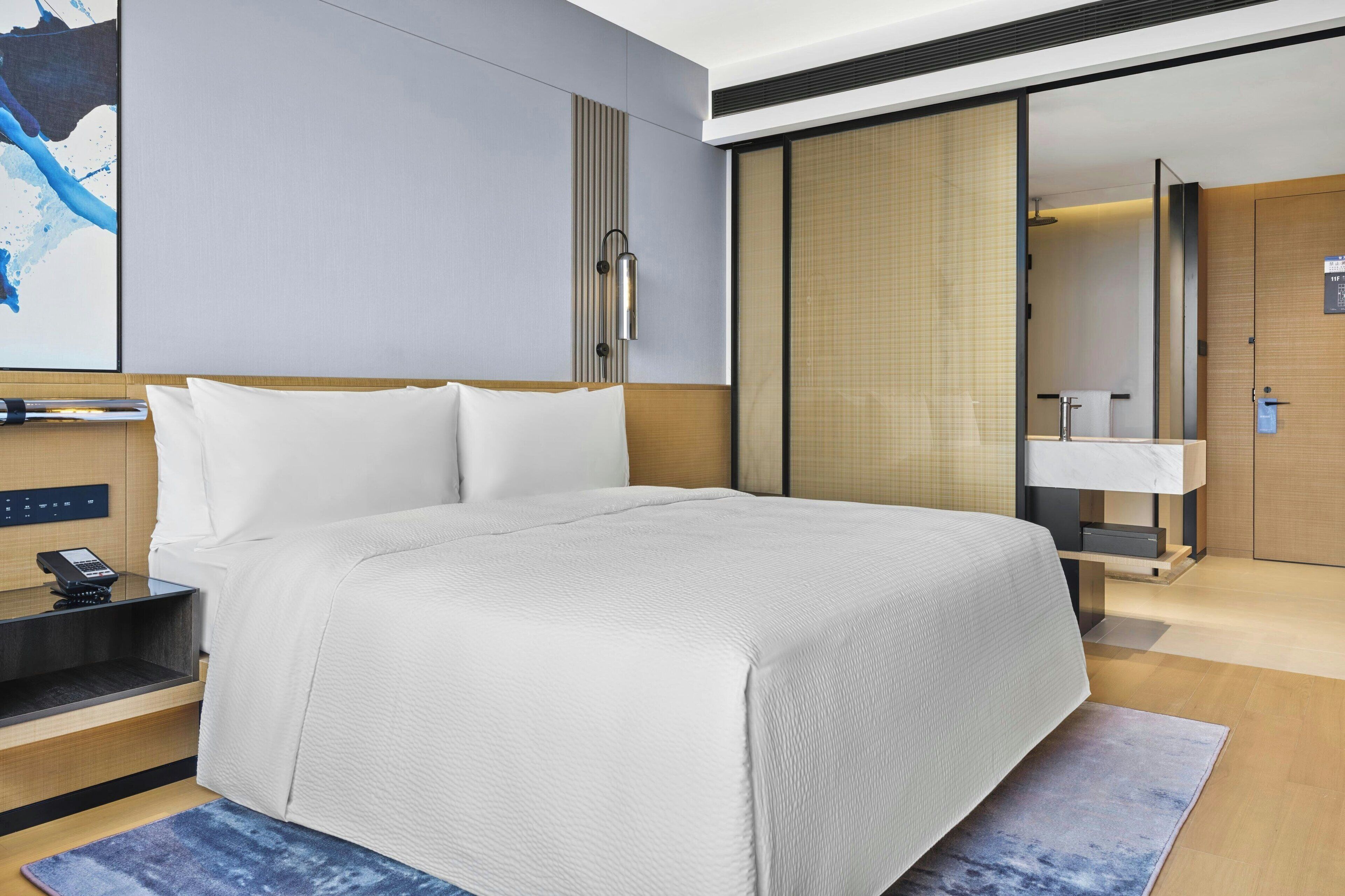 Standard Room, 1 King Bed, City View