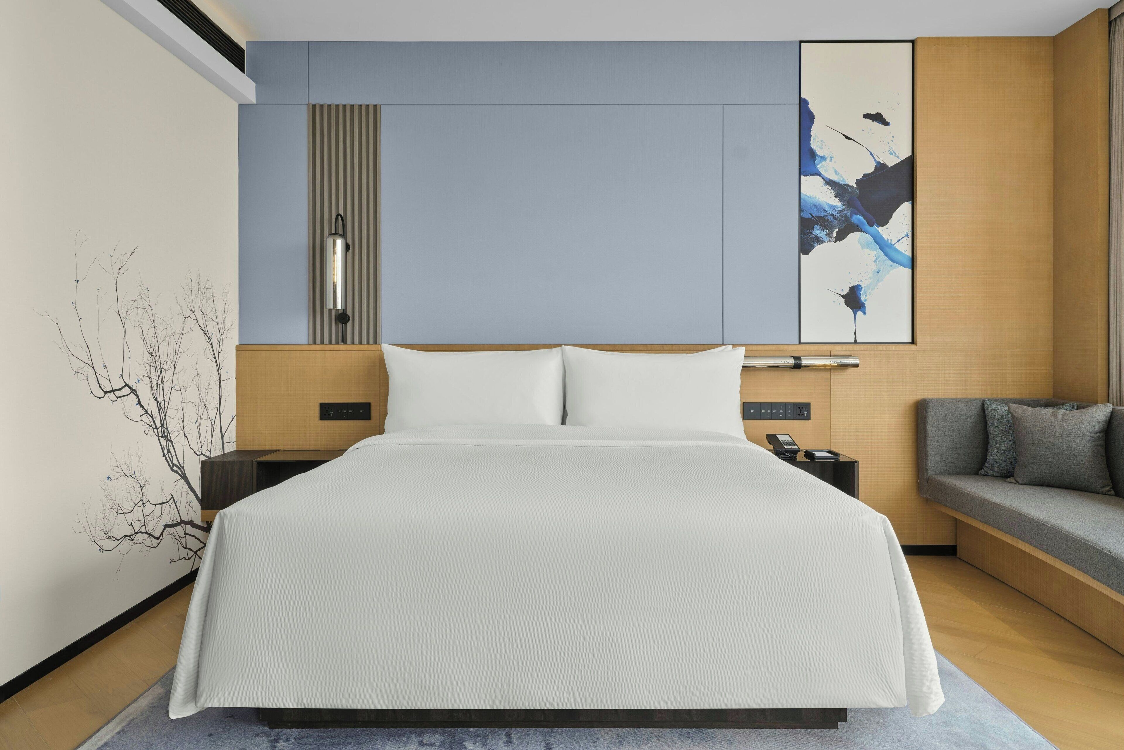 Premier Single Room, 1 King Bed, City View | Down duvets, pillow-top beds, free minibar, in-room safe