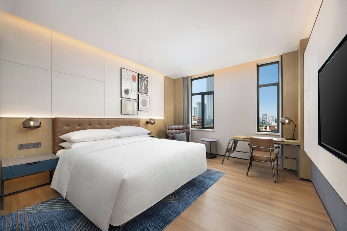 Comfort Room, 1 King Bed, Smoking | Premium bedding, free minibar, in-room safe, individually decorated