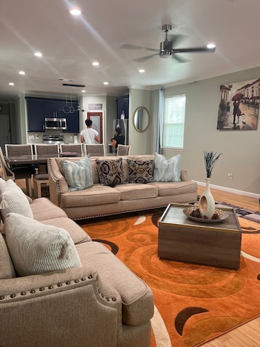 Comfort, estilo y comodidad con elegancia, Tranquil 4-bedroom house in Garland