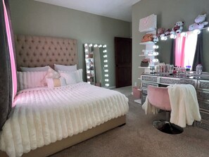 4 bedrooms, iron/ironing board, WiFi, bed sheets