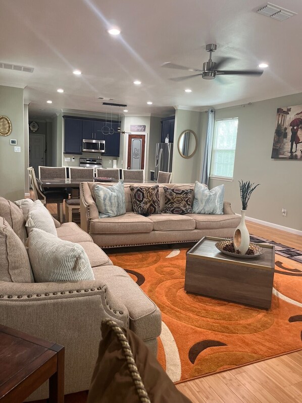 Smart TV - Comfort, estilo y comodidad con elegancia, Tranquil 4-bedroom house in Garland (Garland)