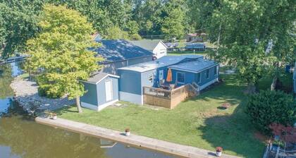Cozy 1-bedroom mobile home on the beautiful Crooked lake