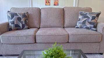 Comfort Apartment, 1 Queen Bed | Living area