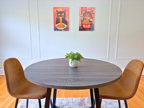 Comfort Apartment, 1 Queen Bed | Dining room