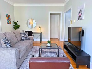 Comfort Apartment, 1 Queen Bed | Living area