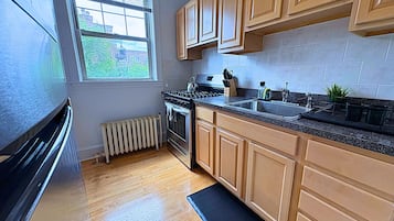 Comfort Apartment, 1 Queen Bed | Private kitchen