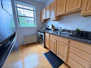 Comfort Apartment, 1 Queen Bed | Private kitchen
