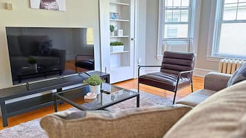 Comfort appartement, 1 queensize bed | Woonruimte | Een 55-inch televisie met digitale zenders en streamingdiensten