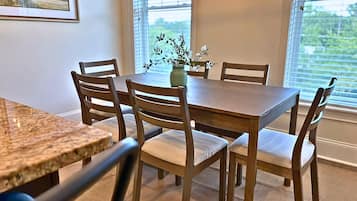 Classic Apartment, 2 Bedrooms | Dining room
