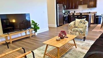 Departamento clásico, 2 habitaciones | Área de sala de estar | Televisión de 55 pulgadas con canales digitales